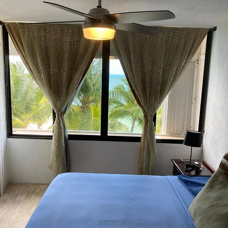 Front Beach Private Room With Shared Bathroom Cancun Bagian luar foto