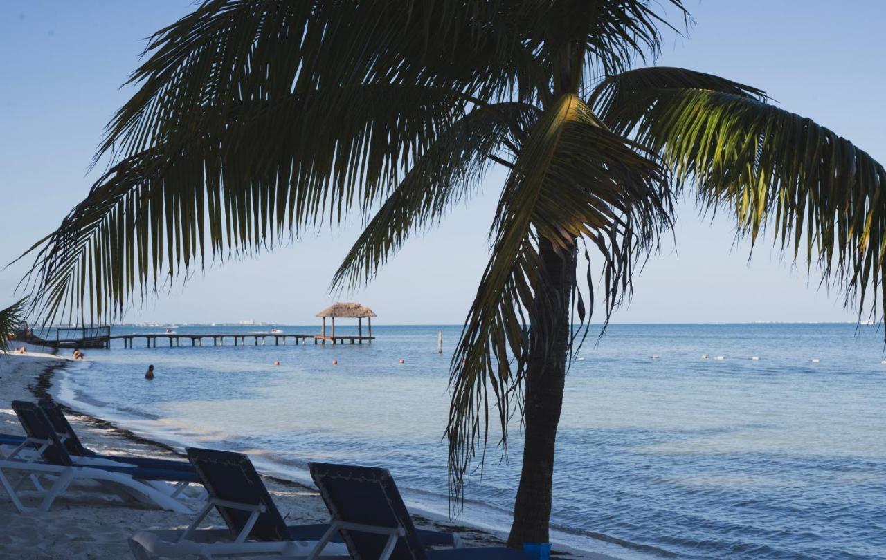 Front Beach Private Room With Shared Bathroom Cancun Bagian luar foto