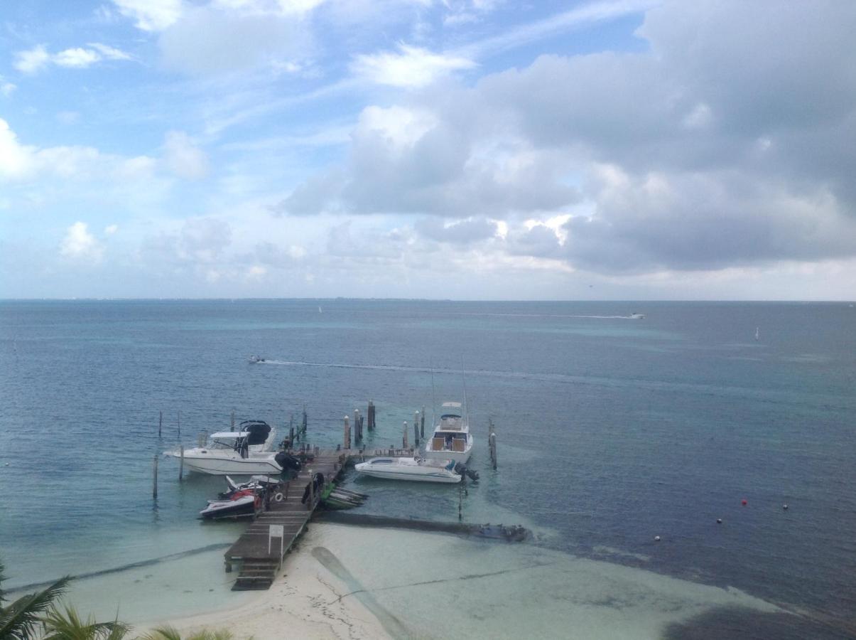 Front Beach Private Room With Shared Bathroom Cancun Bagian luar foto