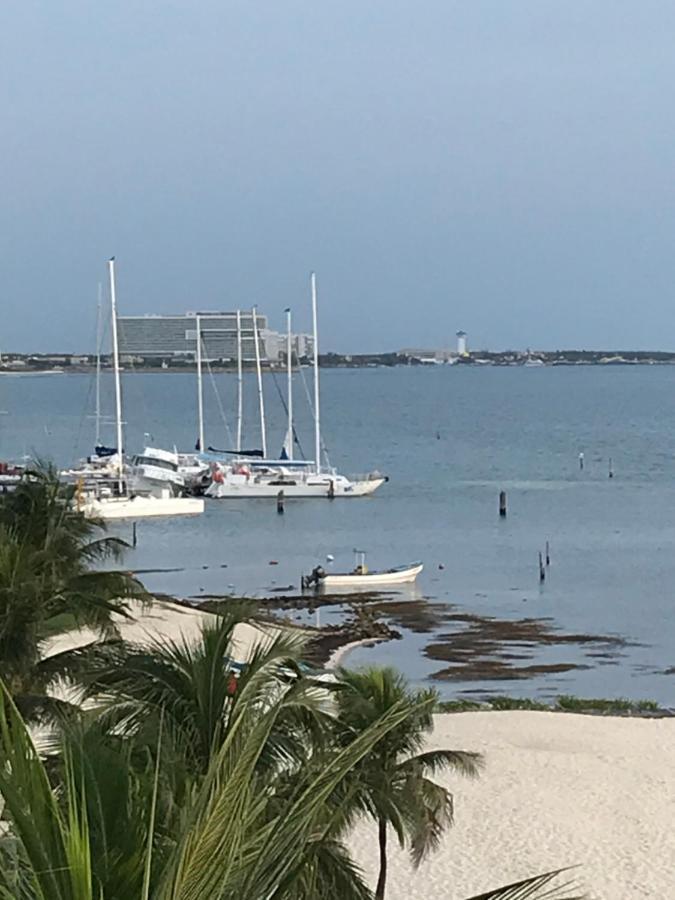 Front Beach Private Room With Shared Bathroom Cancun Bagian luar foto