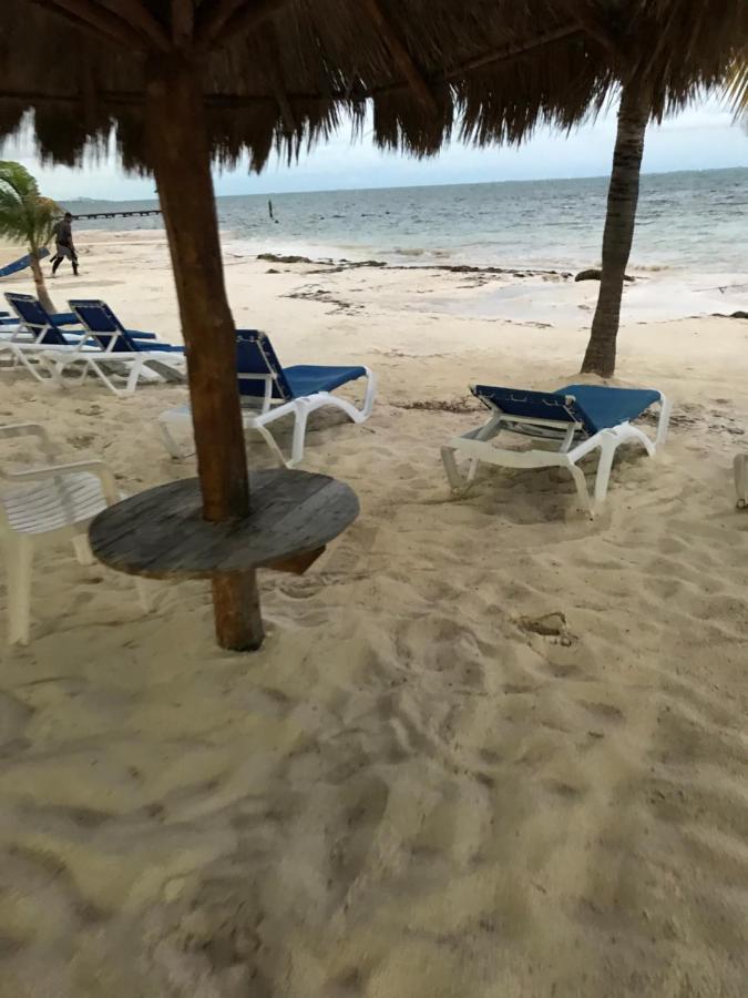 Front Beach Private Room With Shared Bathroom Cancun Bagian luar foto