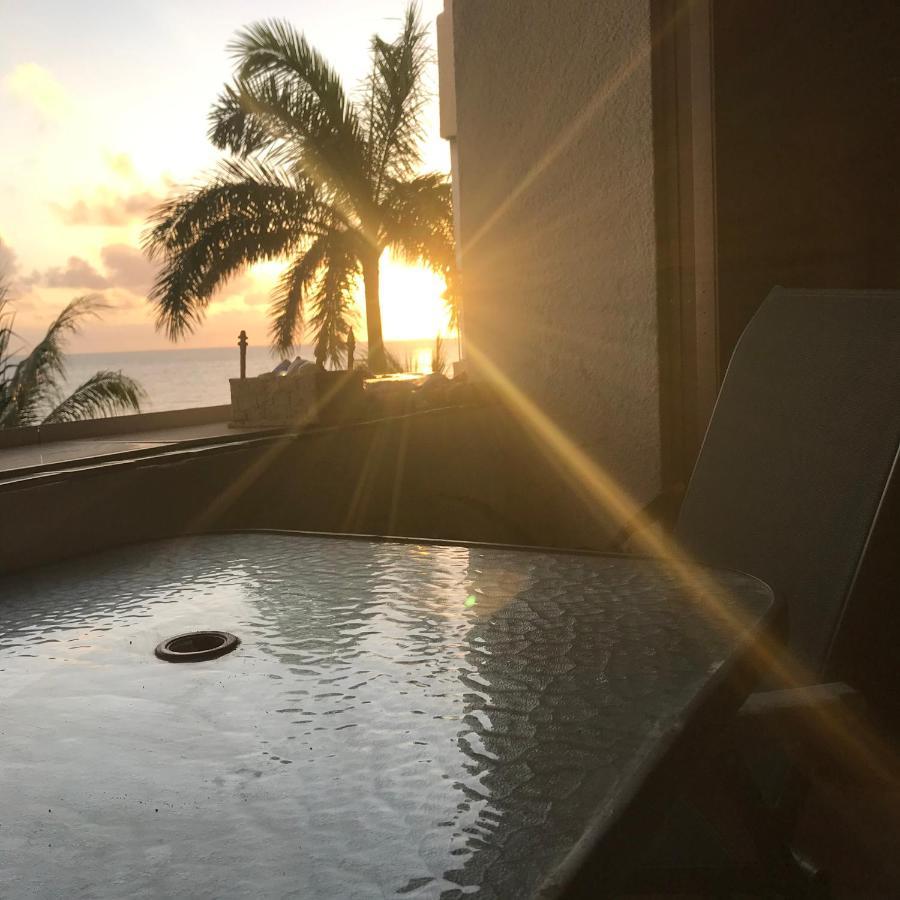 Front Beach Private Room With Shared Bathroom Cancun Bagian luar foto