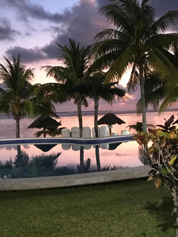 Front Beach Private Room With Shared Bathroom Cancun Bagian luar foto