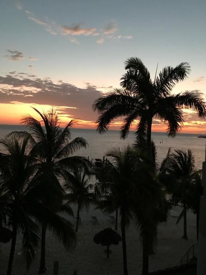 Front Beach Private Room With Shared Bathroom Cancun Bagian luar foto