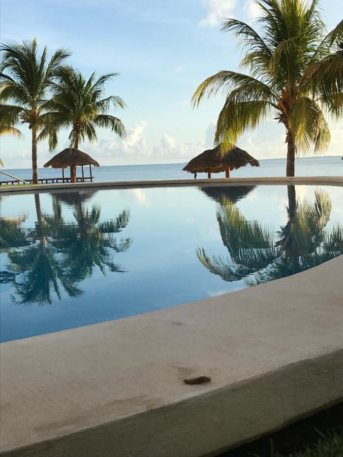 Front Beach Private Room With Shared Bathroom Cancun Bagian luar foto