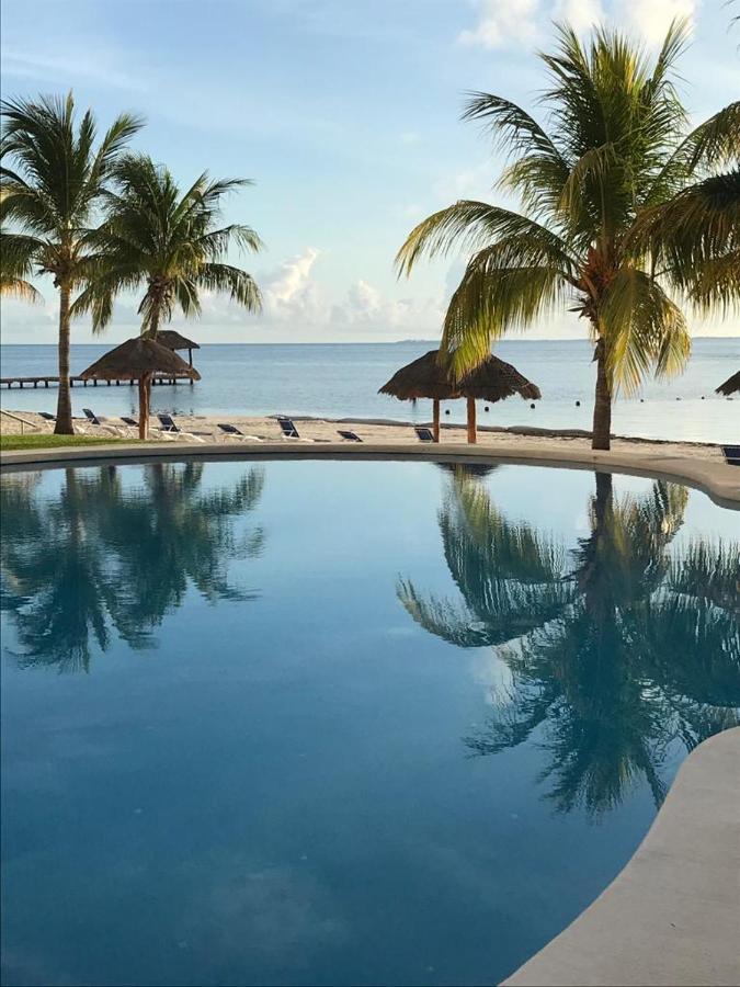 Front Beach Private Room With Shared Bathroom Cancun Bagian luar foto