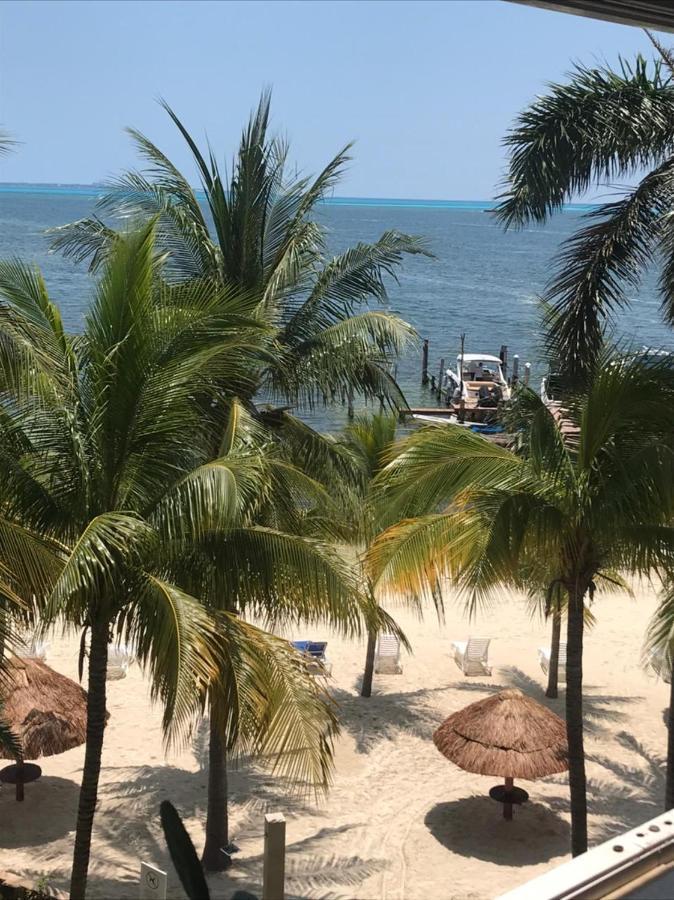 Front Beach Private Room With Shared Bathroom Cancun Bagian luar foto