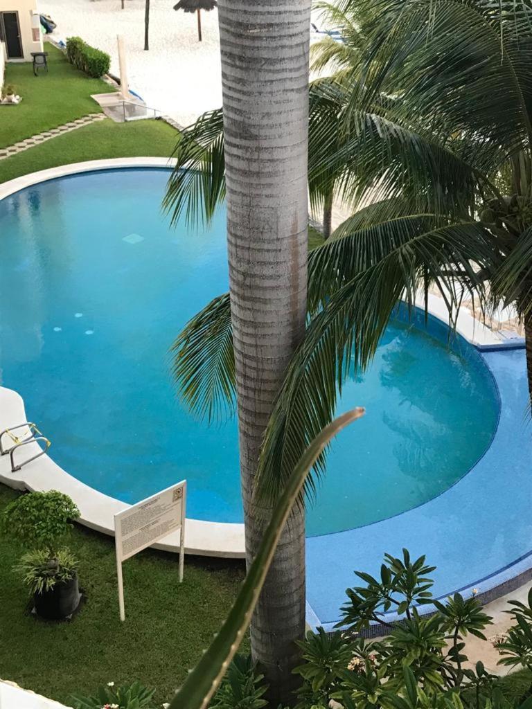 Front Beach Private Room With Shared Bathroom Cancun Bagian luar foto