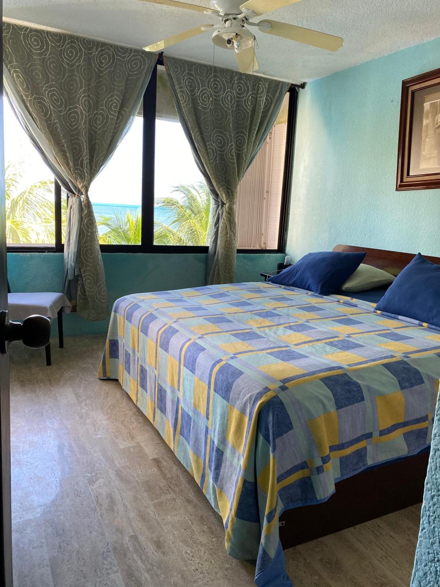 Front Beach Private Room With Shared Bathroom Cancun Bagian luar foto