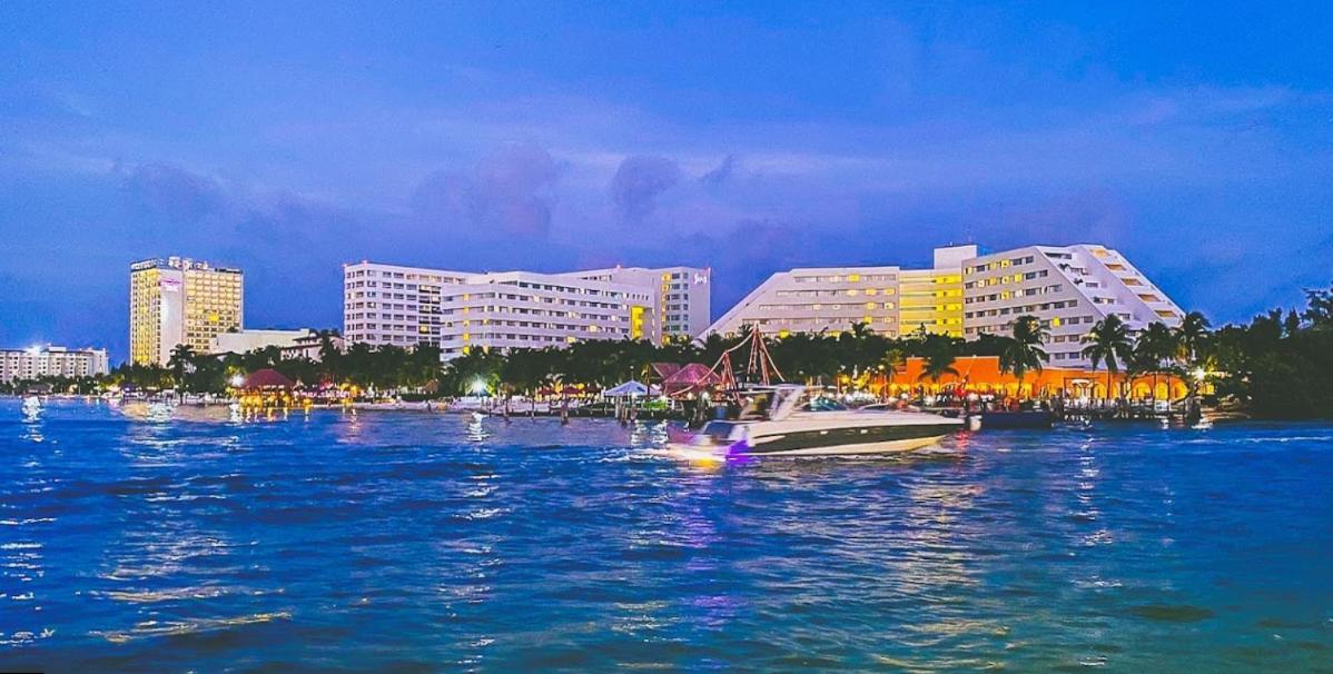 Front Beach Private Room With Shared Bathroom Cancun Bagian luar foto