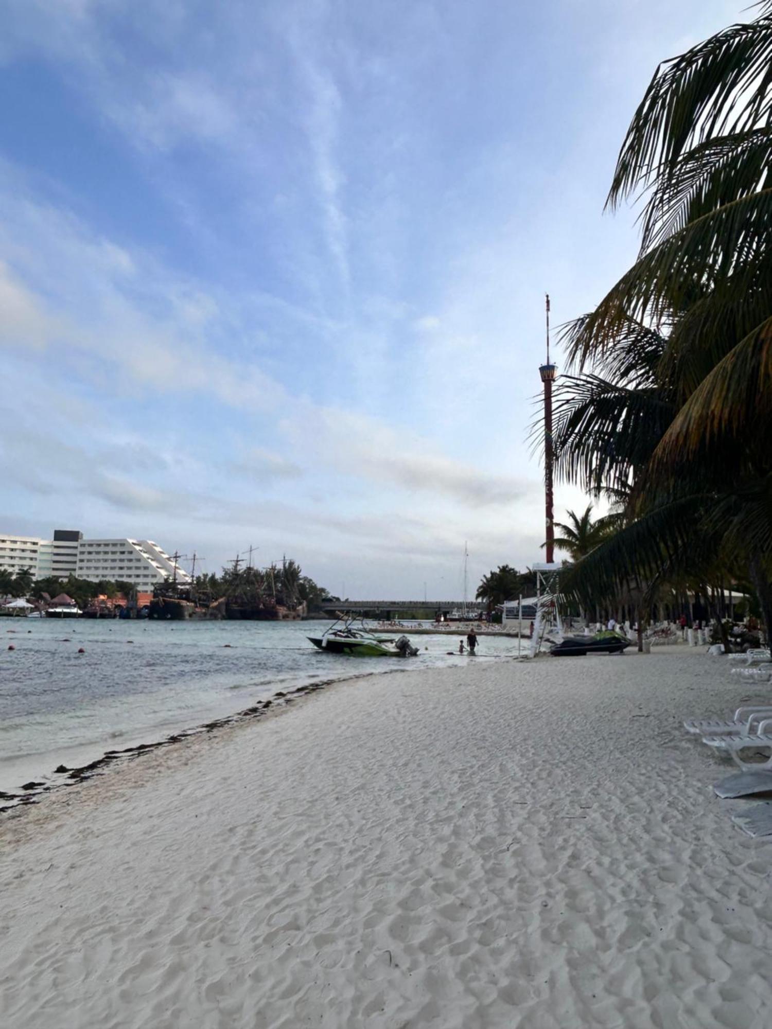 Front Beach Private Room With Shared Bathroom Cancun Bagian luar foto