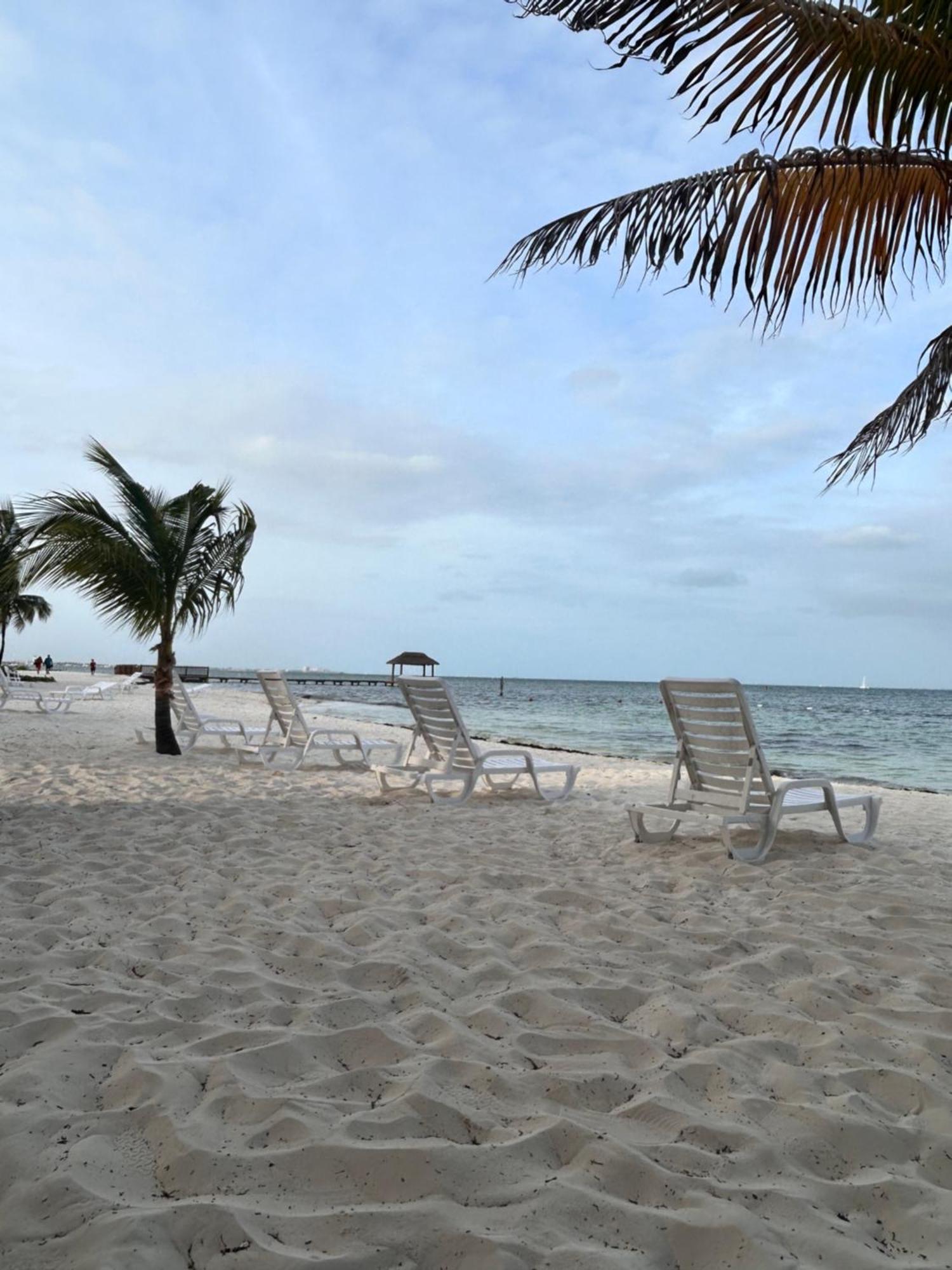 Front Beach Private Room With Shared Bathroom Cancun Bagian luar foto