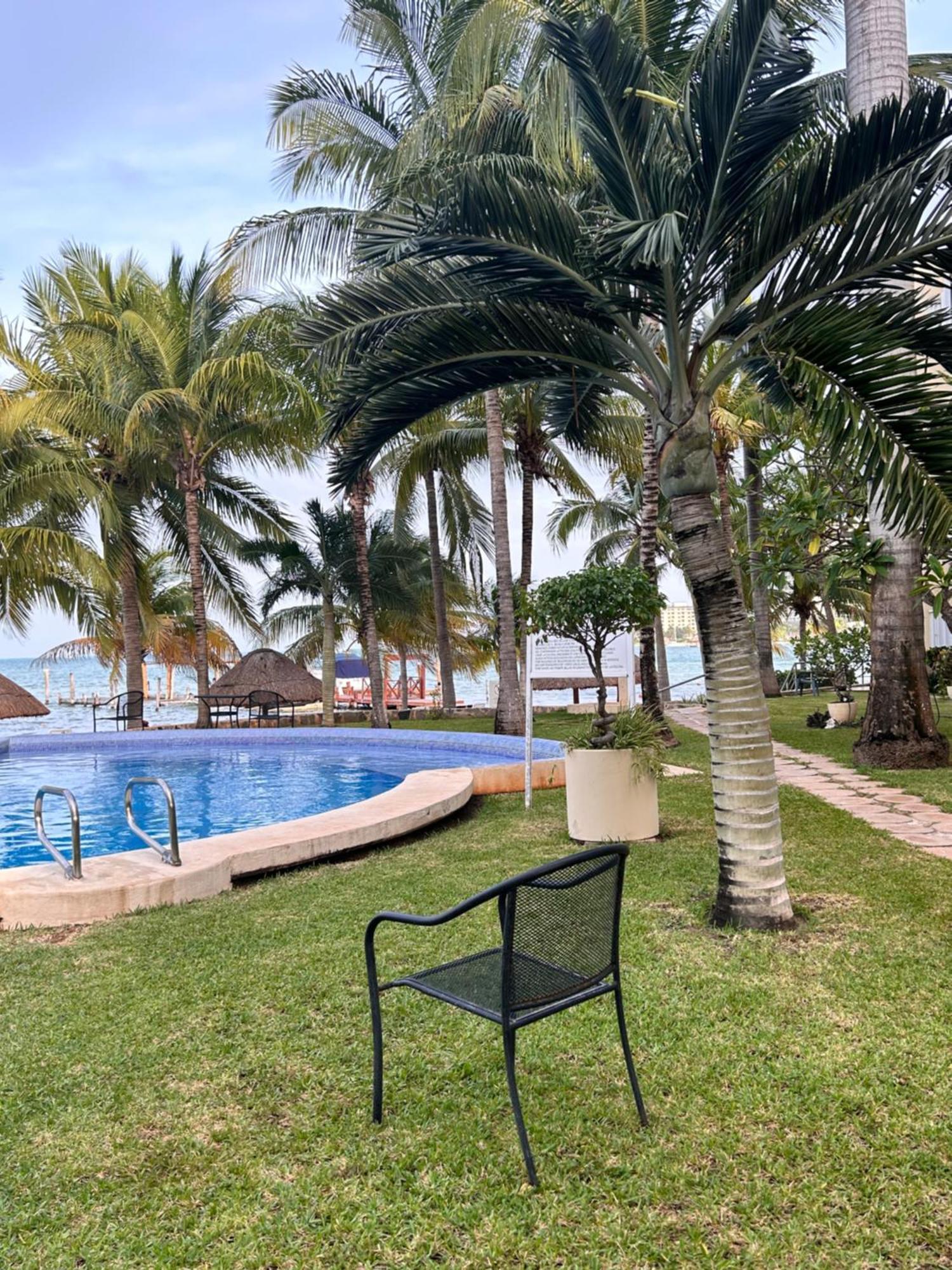 Front Beach Private Room With Shared Bathroom Cancun Bagian luar foto