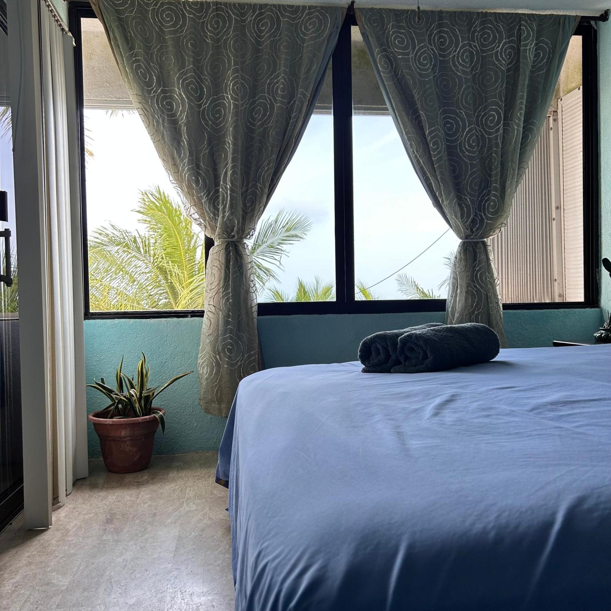 Front Beach Private Room With Shared Bathroom Cancun Bagian luar foto