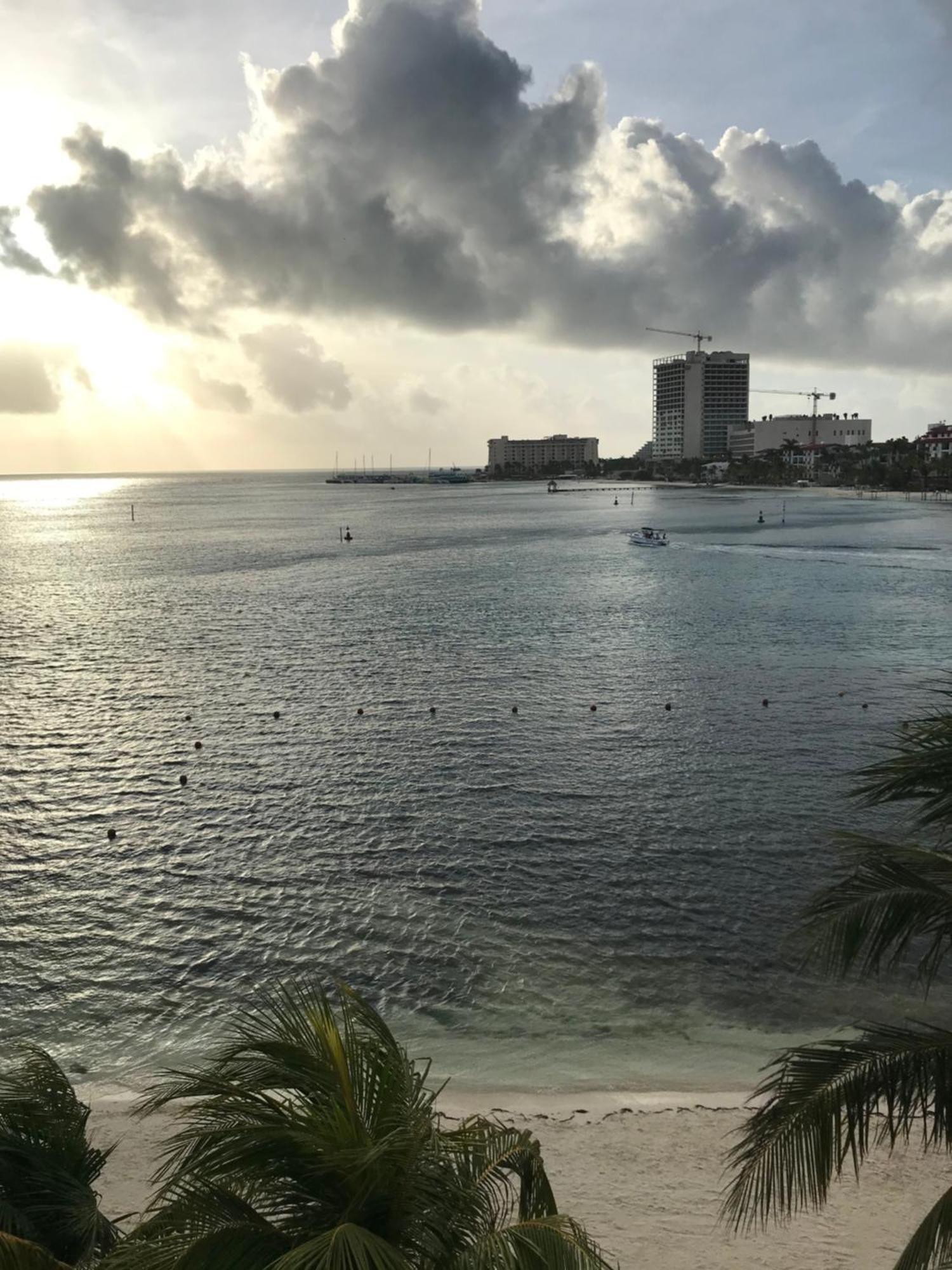 Front Beach Private Room With Shared Bathroom Cancun Bagian luar foto