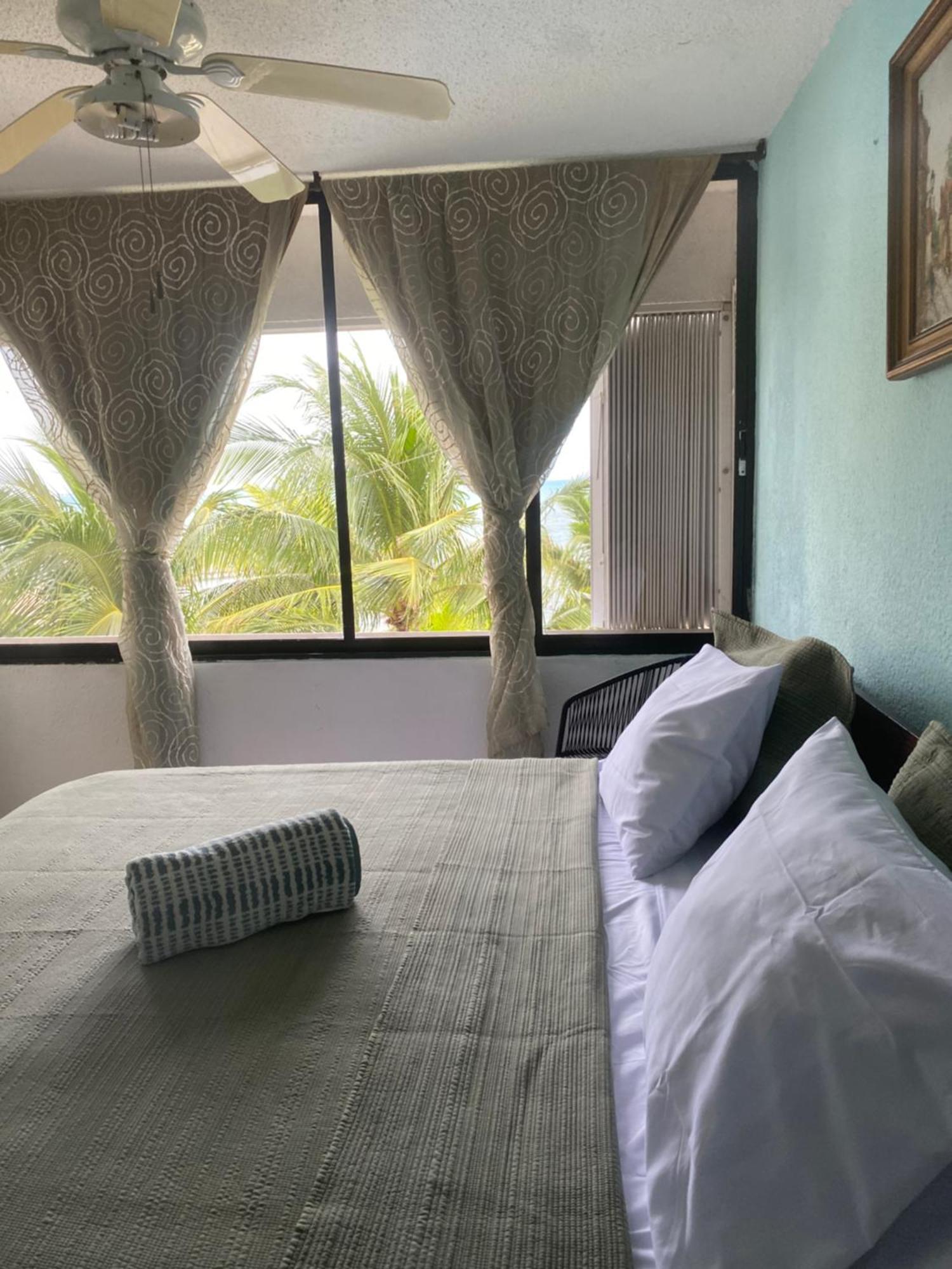 Front Beach Private Room With Shared Bathroom Cancun Bagian luar foto