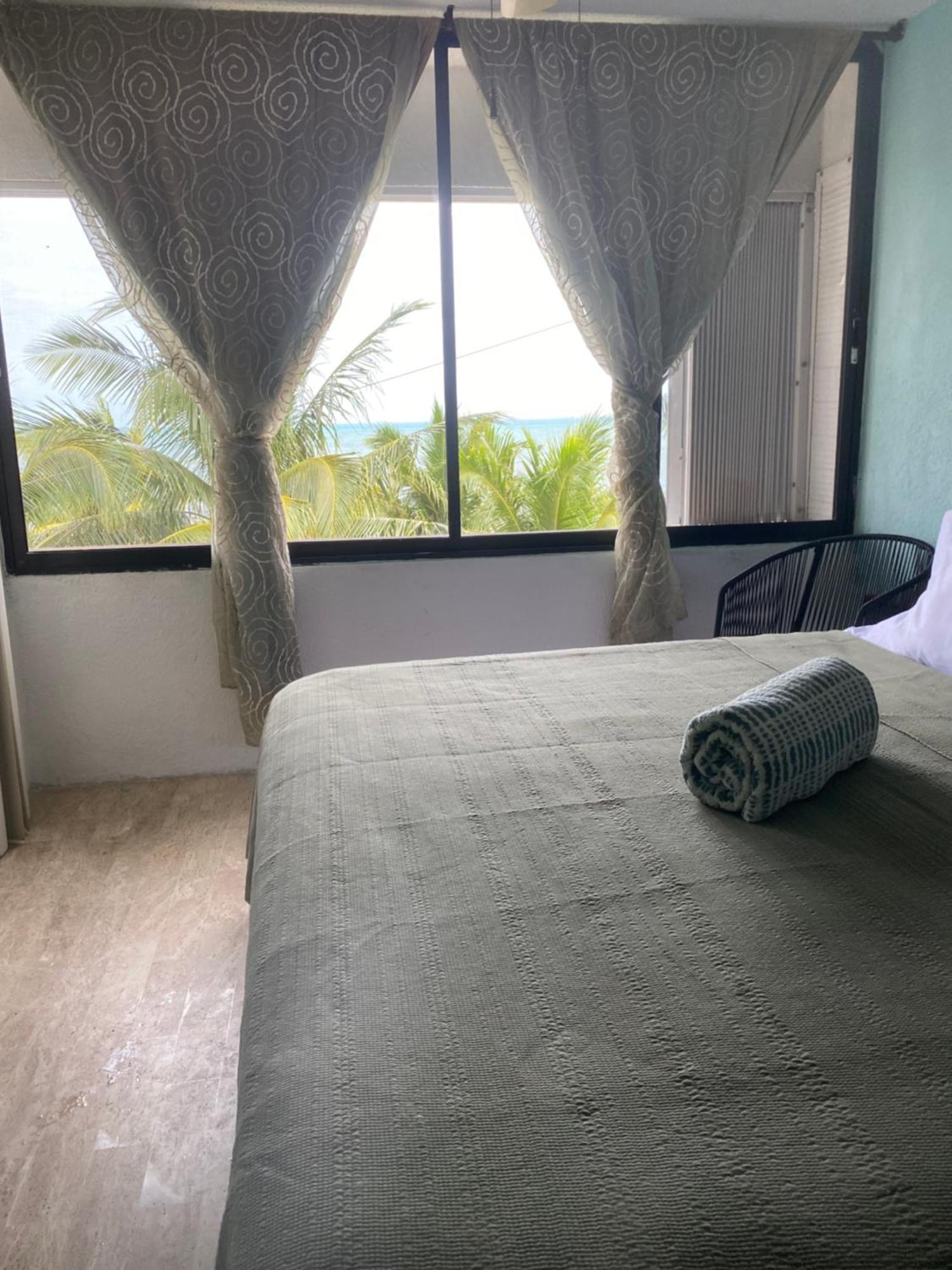 Front Beach Private Room With Shared Bathroom Cancun Bagian luar foto