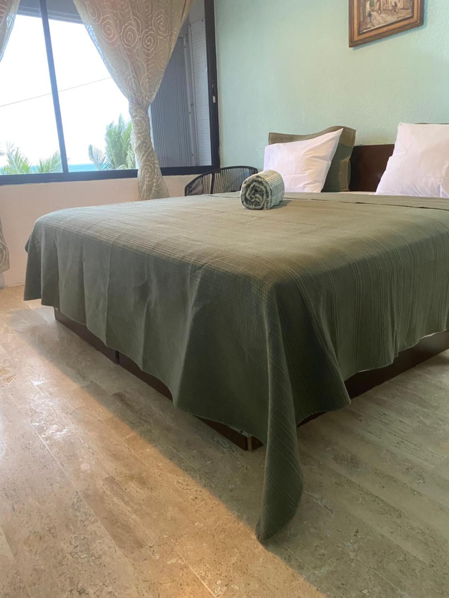 Front Beach Private Room With Shared Bathroom Cancun Bagian luar foto