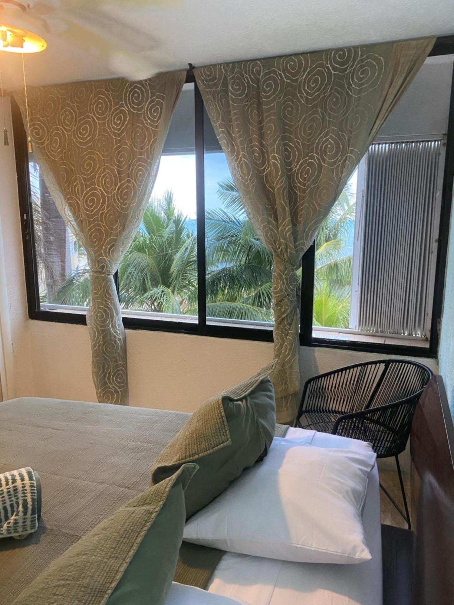 Front Beach Private Room With Shared Bathroom Cancun Bagian luar foto