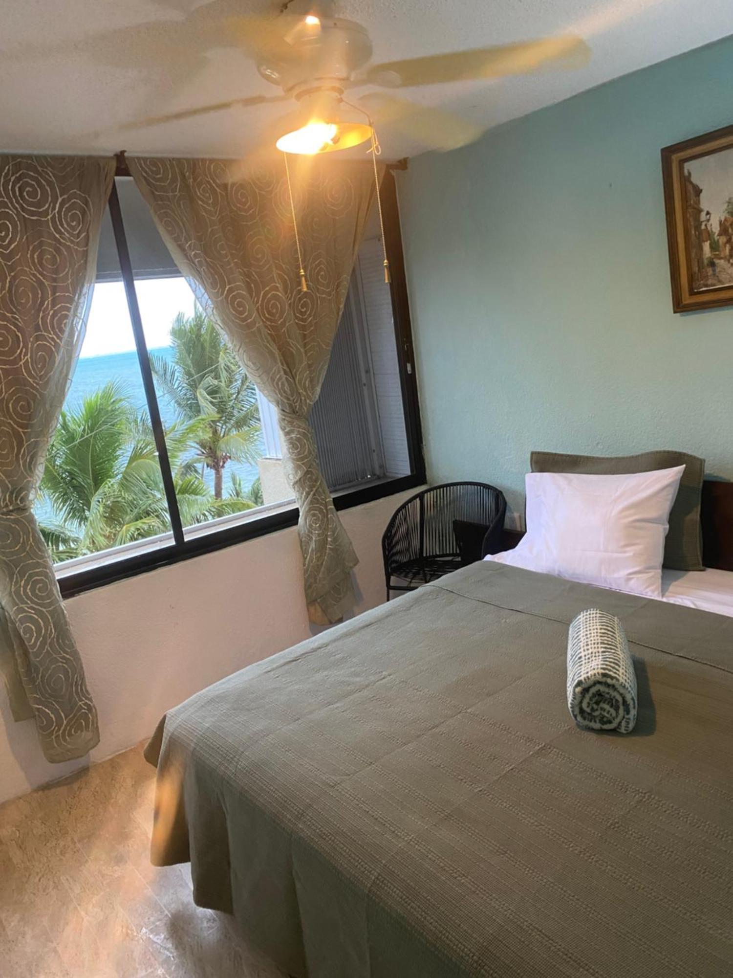 Front Beach Private Room With Shared Bathroom Cancun Bagian luar foto