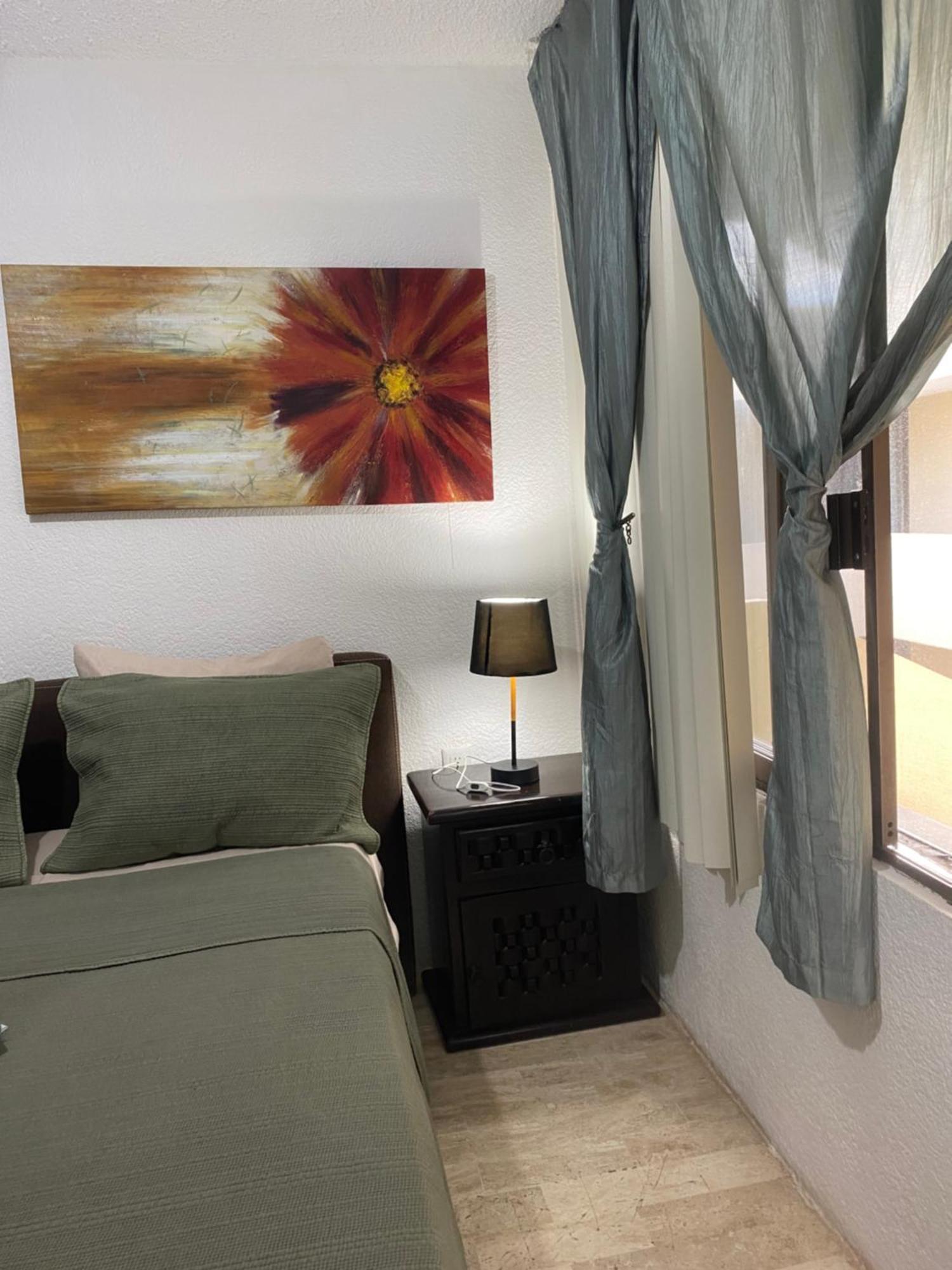 Front Beach Private Room With Shared Bathroom Cancun Bagian luar foto