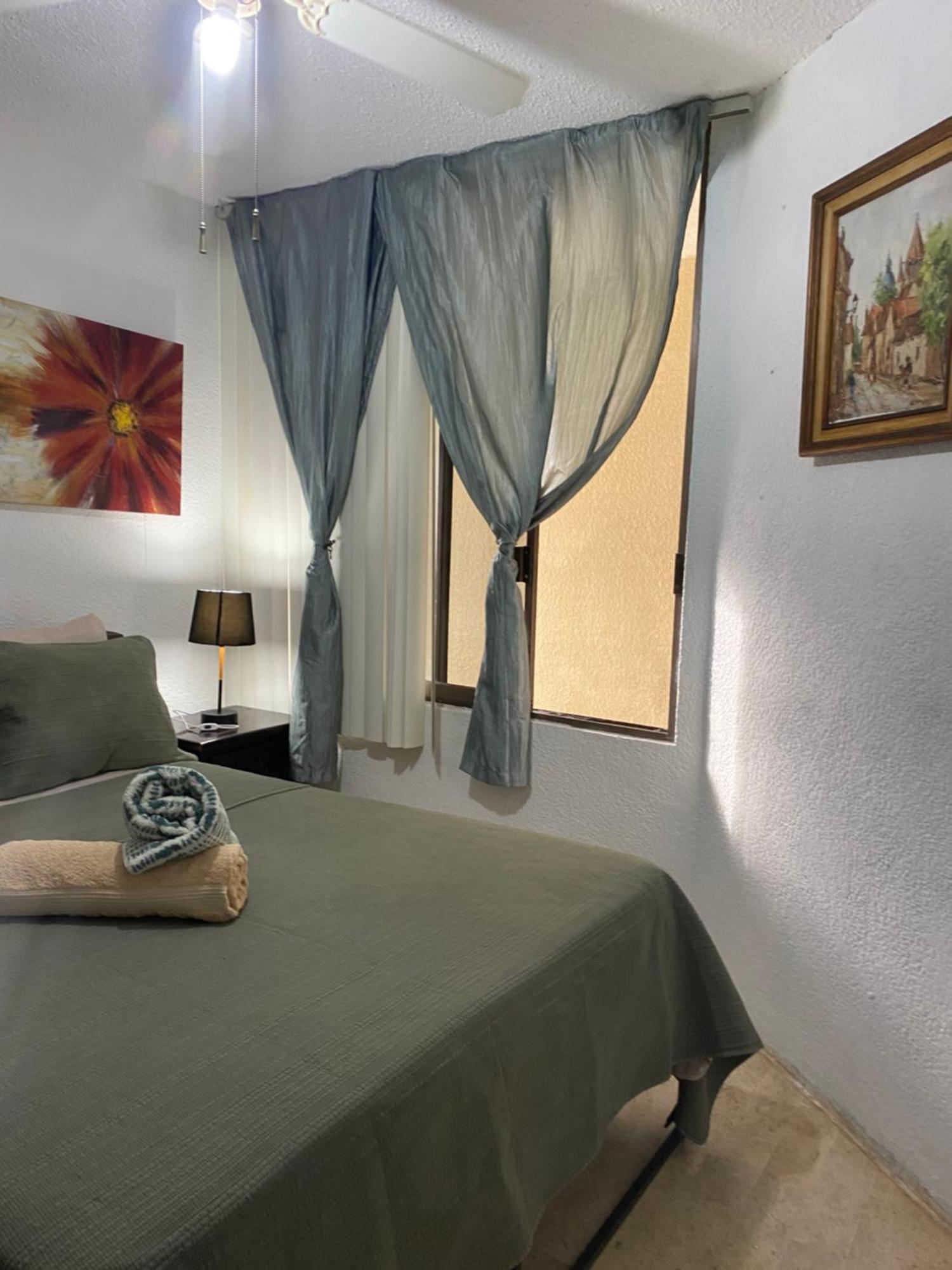 Front Beach Private Room With Shared Bathroom Cancun Bagian luar foto