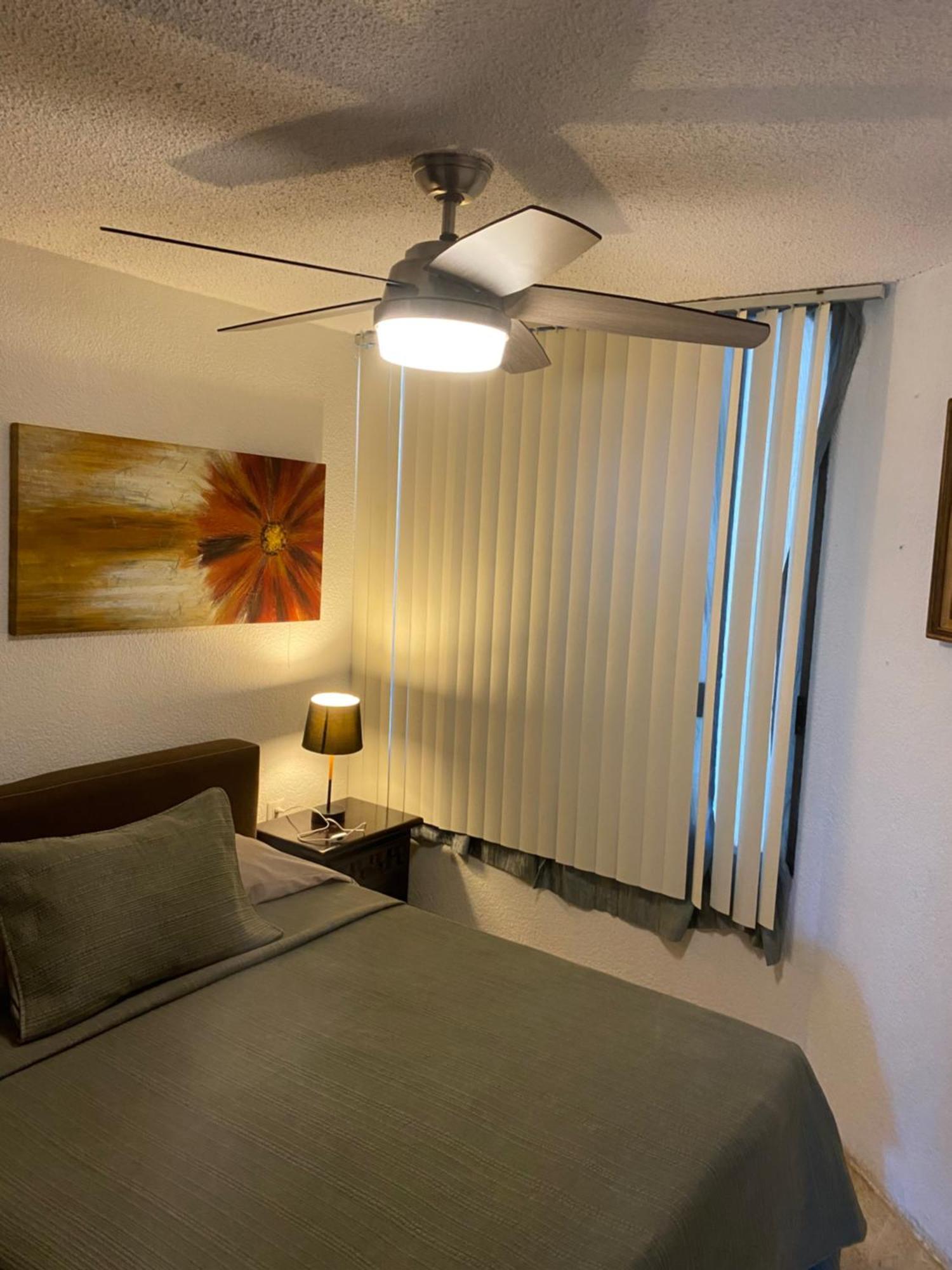 Front Beach Private Room With Shared Bathroom Cancun Bagian luar foto
